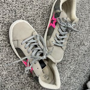 Time and Tru Gray Sneakers with Hot Pink Star